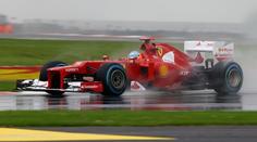 Deštivou a přerušenou kvalifikaci v Silverstone vyhrál Alonso