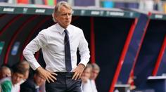 Hádal se s fanoušky a odešel před koncem zápasu. Mancini je bez práce