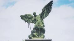 Zloděj chtěl ukrást sochu z kostela. Opilý se vážně zranil o její meč