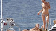 Eva Herzigová nahoře bez. Zas má sexy postavu