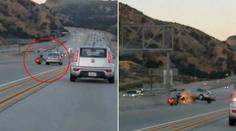 VIDEO: Motorkář kopl do auta a rozjel tak řetězovou nehodu