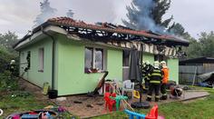 Noční požár zničil nový dům. Rodina s malými dětmi přišla o vše