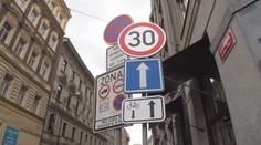 Praha si chce posvítit na nepřehledné množství dopravního značení