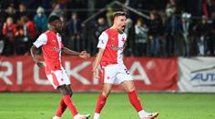 Slavia využila zaváhání Sparty a jde do čela tabulky. Plzeň padla s Karvinou