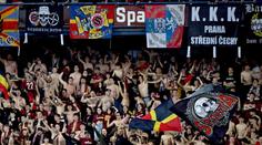 Vyvěsili nechutnou vlajku, teď je hledá policie. Fanouškům Sparty hrozí vězení