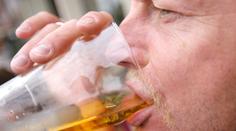 Zákaz pití alkoholu v centru Prahy: Hrozí pokuta až 10 tisíc korun