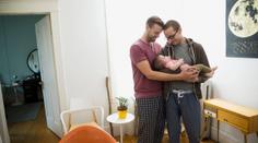 Gayové v Německu poprvé adoptovali dítě! Má to jít i u nás?