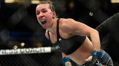 Zápasnice opustila před pár týdny práci striptérky, teď slaví první výhru v UFC