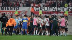 Sedm červených a rvačka na hřišti. Ve slavném derby naplno vybouchly emoce