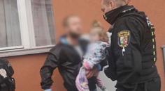 Silně opilý otec padal do silnice, svíral vyděšenou holčičku! VIDEO