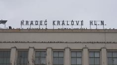 Nádraží v Hradci Králové toho může mnoho nabídnout. Má knihkupectví i kadeřnici