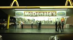 Smolaři lupiči. Přepadli McDonald´s plný elitních vojáků!