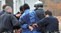 S mačetami a v černých kuklách. Němečtí hooligans útočili v hospodě