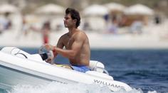 Nadal se po prohře mračí, ani sexy milenka ho nerozveselila