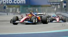 Ferrari prováhalo strategii, měnilo pozice obou jezdců. Hamilton byl frustrovaný
