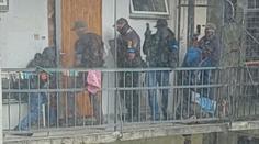 Drogovému dealerovi zaklepala na dveře policie. Začal vyhazovat pervitin z okna