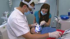Na zubaře Češi čekají měsíce i roky. Tihle nabírají nové pacienty. PŘEHLED