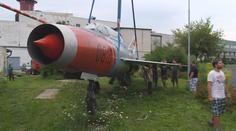 Z Prahy do Ostravy se stěhuje stíhačka MIG 21, veze se kamionem