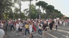 V Albánii pokračují rozsáhlé protesty. Lidem vadí luxusní resort v národním parku