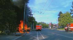 VIDEO: Řidič v plné rychlosti narazil do sloupu. Auto začalo okamžitě hořet