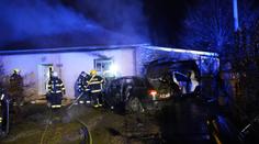Auto po nárazu do zdi vzplálo, řidiče zachránili obyvatelé domu. I ten hořel