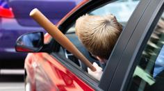 Šílenec jezdil v tesle a napadal řidiče kovovou tyčí. Stráví pět let za mřížemi