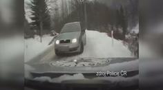 VIDEO: Policisté na sněhu bourali, vše zachytila palubní kamera