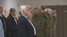 Pavel a Čaputová navštívili české vojáky v Lešti. Na základnu je dopravil vrtulník