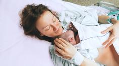 Žena zavolala záchranáře pozdě, miminko se narodilo už v sanitce!