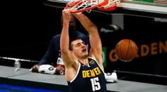 Nejužitečnějším hráčem NBA se stal znovu Jokič, obhájil loňský triumf