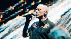 Italský zpěvák Eros Ramazzotti rozvášnil Prahu. Políbila ho dokonce fanynka