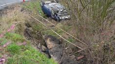 Řada nehod u Prahy! Při jedné se zranilo dítě, při další narazilo auto do válce!
