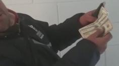 VIDEO: Lidé v argentinském městě se vrhli mezi odpadky. Hledali vyhozené bankovky