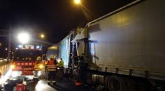 Kamion na R1 nedobrzdil a narazil do tahače. Zraněné vystříhávali