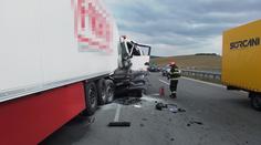 Na D1 se srazily kamiony. Z cisterny přečerpávali naftu, dálnice stála do noci