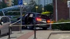 Divoká honička v Bratislavě skončila autem ve fontáně. Policie po řidiči i střílela