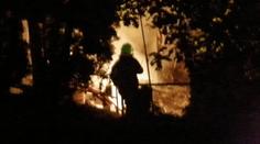 POŽÁR v chatové osadě za Prahou. Hořel domek a les