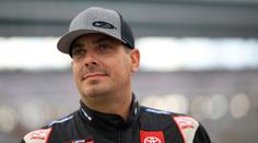 Šílená nehoda závodníka ze série NASCAR. Má zlomenou pánev a nohu