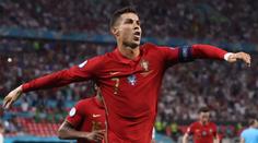 Ronaldo vyrovnal historický rekord, Portugalci i další favorité postupují