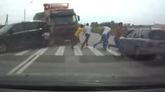 DRSNÉ VIDEO: Kamion převálcoval chodce na přechodu