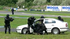 Policisté pozatýkali obchodníky s drogami! Našli u nich i samopaly!