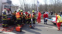 Ve zúžení vjela honda pod kamion. Tři lidé skončili v nemocnici