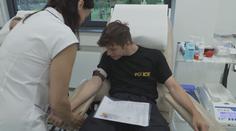 Policie vyzvala veřejnost na souboj. Chce soutěžit o to, kdo daruje více krve