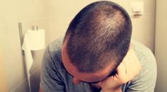 Muž v Brně usnul na záchodě. Přivolaní strážníci zjistili, že je celostátně hledaný