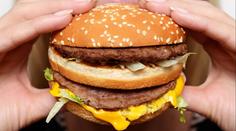 VIDEO: Žena si 20 let šetřila burger a hranolky. Ukázala, jak teď vypadají