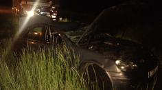Převrácená Octávie a Mercedes v poli. Řidiči utíkali od nehod