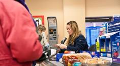 Kaufland zavádí minimální mzdu, takhle reagují ostatní řetězce