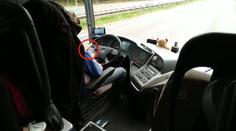 Místo silnice hlídal mobil: Autobusák za jízdy ohrozil životy desítek lidí. VIDEO