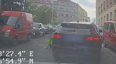 Agresor v jaguáru přejel pražského strážníka. Řval: Vstávej, ty simulante!
