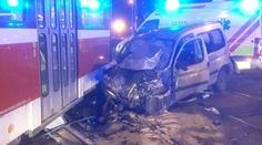Brutální srážka auta s tramvají: Oba řidiči skončili v nemocnici